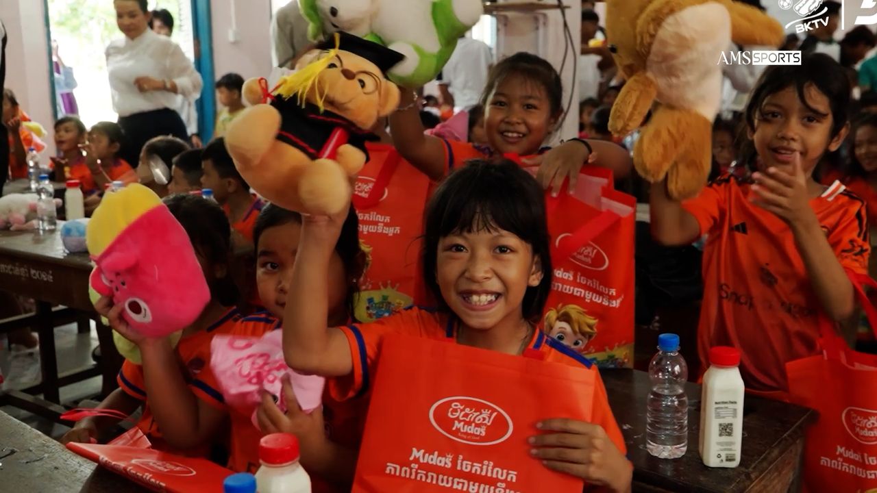 Image for article: នាយិការងសាលាបឋមសិក្សាផ្សារលើ ថ្លែងអំណរគុណក្រុមបឹងកេត ដែលបានអប់រំពីរបបអាហារមានជីវជាតិ ការលេងកីឡា ចែកតុក្តតា ព្រមទាំងទឹកដោះគោដល់សិស្សានុសិស្ស